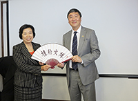 Prof. Joseph Sung (right), Vice-Chancellor of CUHK presents a souvenir to Prof. Liu Chuansheng (left), Party Secretary of Beijing Normal University
